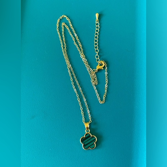 NWOT Dainty Dark Green Flower Charm Necklace - Picture 2 of 5